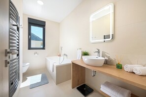 Dutxa, assecador de cabells, bidet i tovalloles 