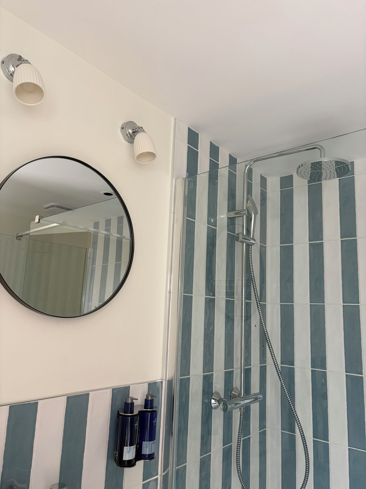 Baño | Ducha, secador de pelo y toallas