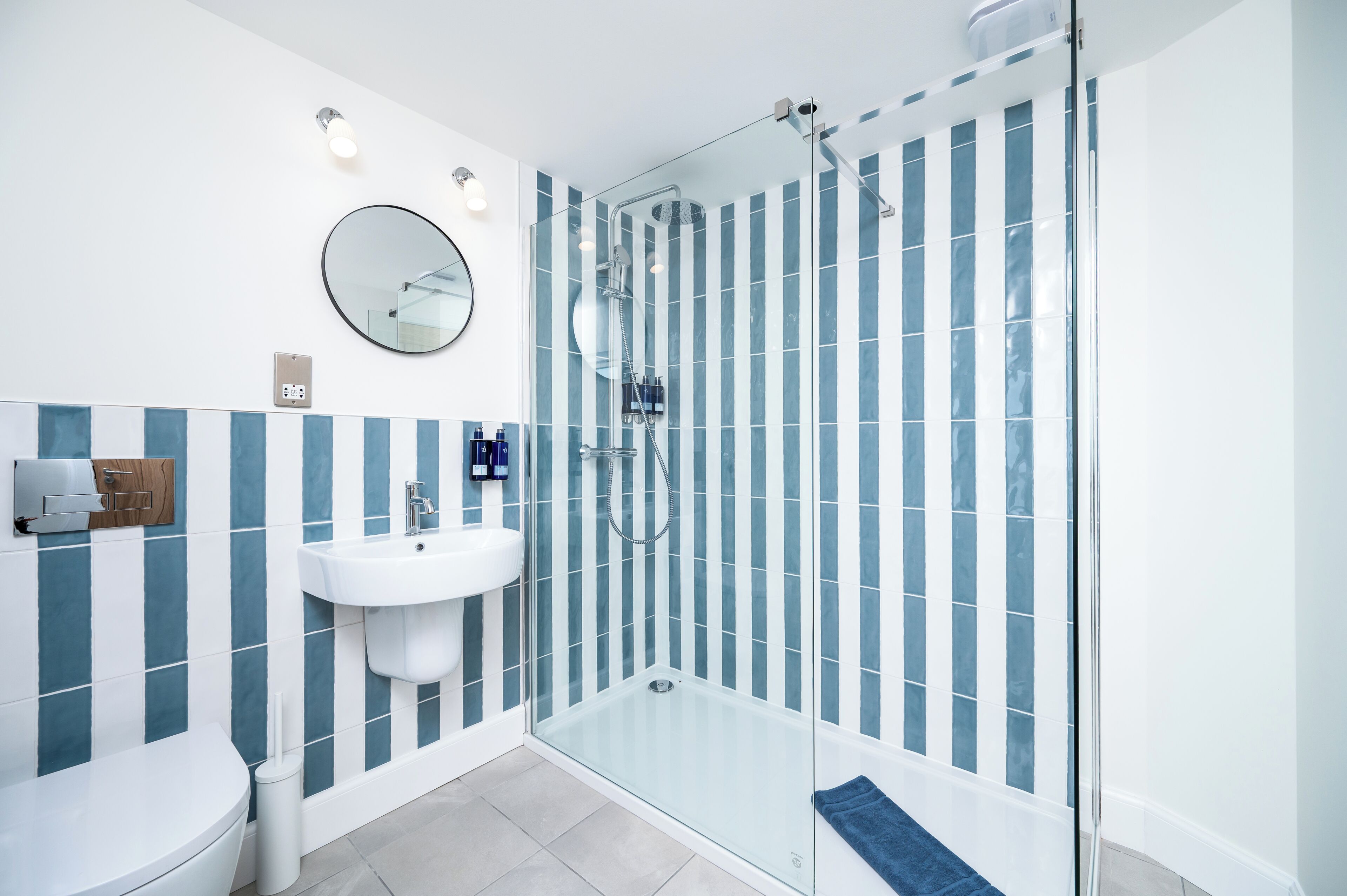 Deluxe Double Room, Sea View | Bathroom | Shower, hair dryer, towels, soap