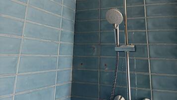 Baño | Ducha, secador de pelo y toallas