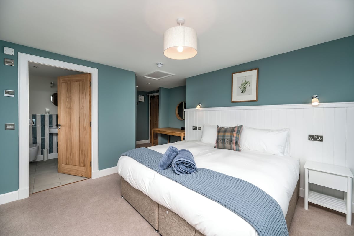 Deluxe Double Room, Sea View | Premium bedding, iron/ironing board (on request), WiFi (free)