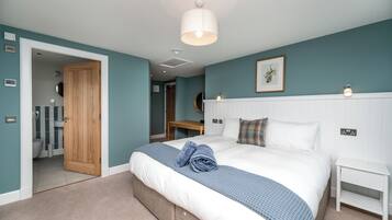 Deluxe Double Room, Sea View | Premium bedding, desk, iron/ironing board, free WiFi