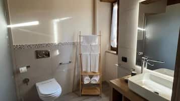 Comfort driepersoonskamer, uitzicht op bergen | Badkamer