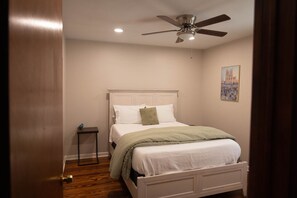 3 bedrooms, iron/ironing board, WiFi, bed sheets - Secluded Hideaway with private pool 3-bedroom house in tranquil Tulsa (Tulsa)