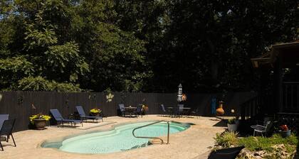 Secluded Hideaway with private pool 3-bedroom house in tranquil Tulsa