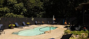 Secluded Hideaway with private pool 3-bedroom house in tranquil Tulsa
