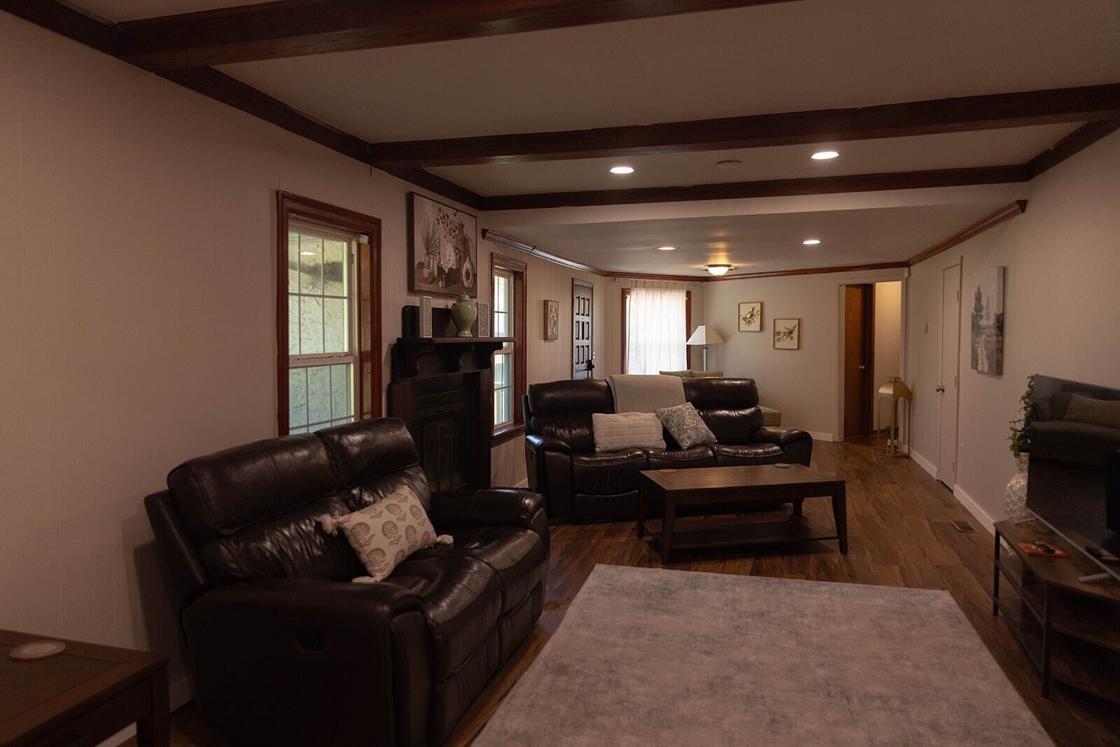 Smart TV, fireplace