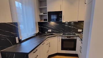 Kühlschrank, Mikrowelle, Ofen, Herdplatte