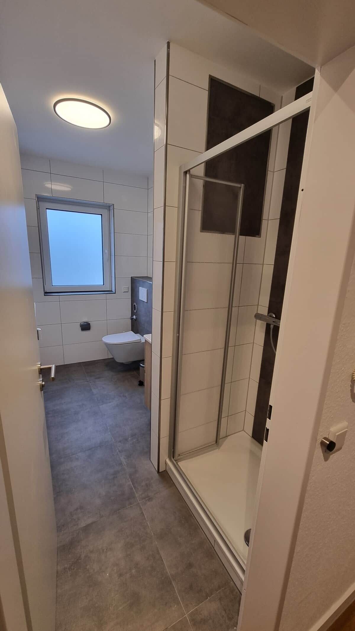 Dusche, Haartrockner, Seife, Toilettenpapier