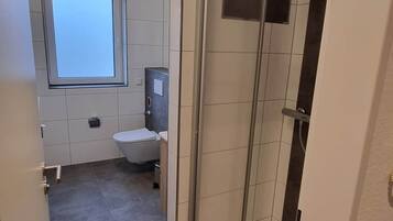 Dusche, Haartrockner, Seife, Toilettenpapier