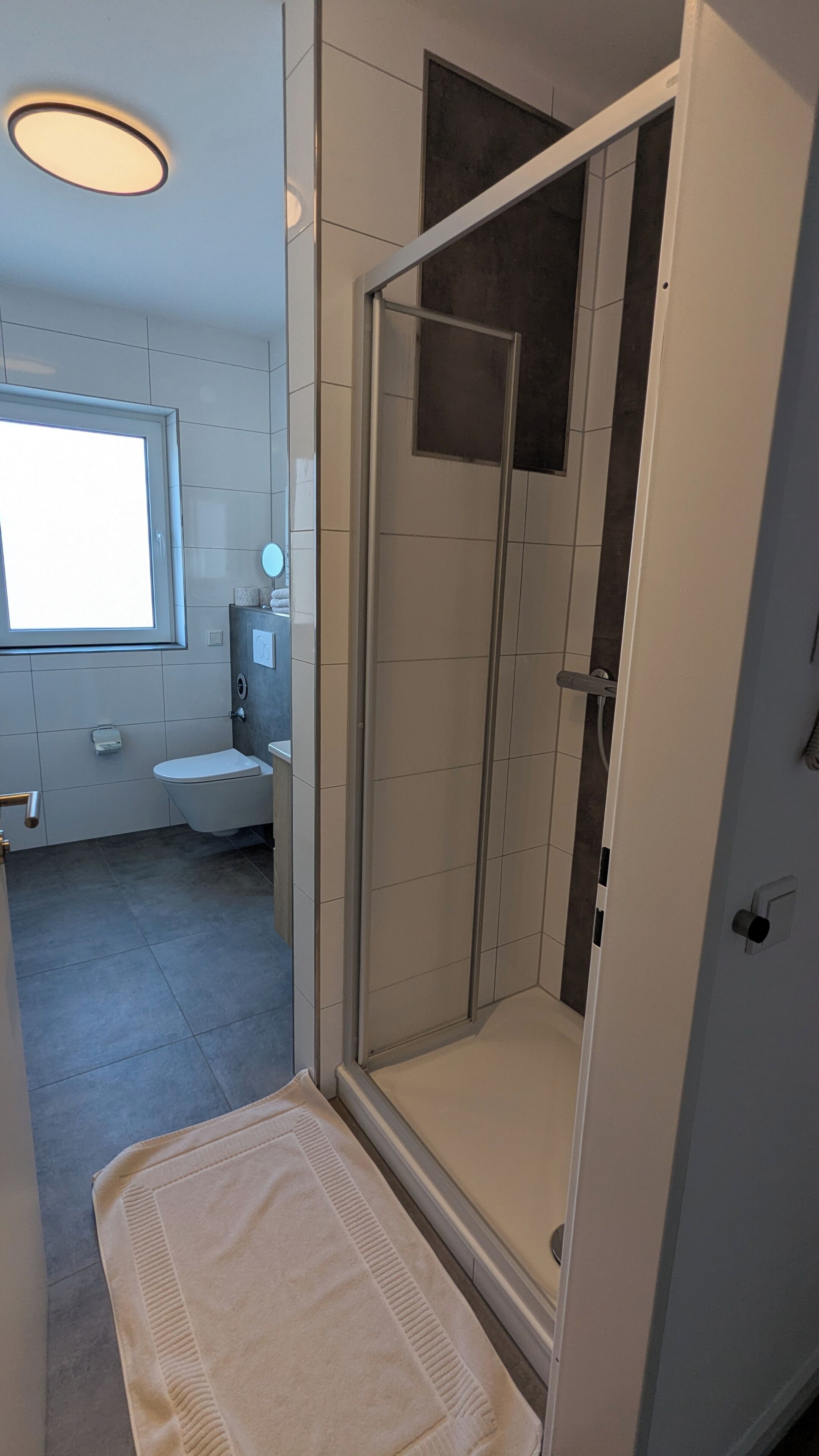 Een douche, een haardroger, handdoeken, zeep