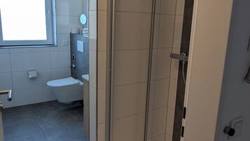 Een douche, een haardroger, handdoeken, zeep