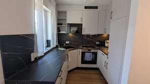 Kylskåp, mikrovågsugn, ugn och spishäll