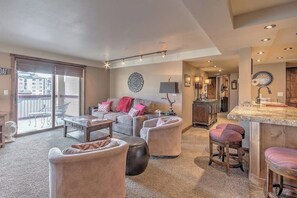 Living area - Updated condo steps from resort with pools, dining & mountain & valley views (Steamboat Springs)