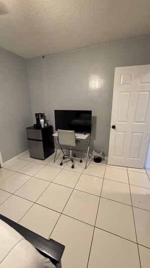 Interior - Vanney’s Home near hard rock stadium (Miramar)