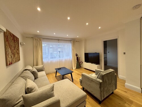 Ascot Stylish 3 Bedroom House with Driveway