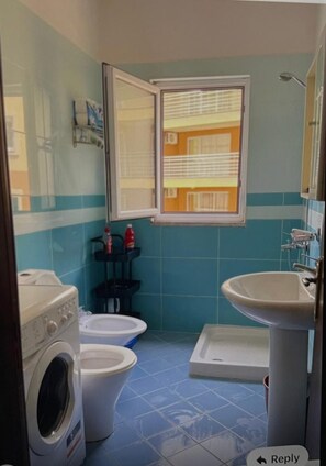 Doccia, bidet, asciugamani, sapone
