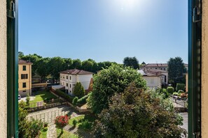 Ein Wohngebiet mit Gebäuden, blauem Himmel und einem Baum im Vordergrund.