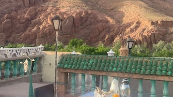 تناول الطعام بالخارج