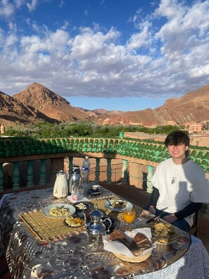 Outdoor dining - Red Rocks Guest House stay with locals (Drâa-Tafilalet)