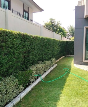 A neatly trimmed hedge, a well-maintained lawn, and a visible garden hose. - Short Term or Long Term at BTS Wongwianyai (Bangkok)