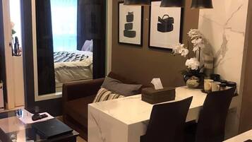 Apartment, 1 Bedroom, Accessible | Dining room