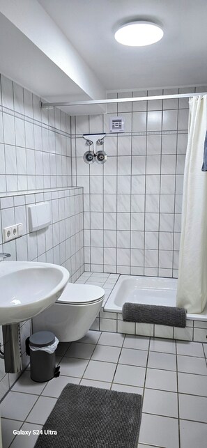 Shower, hair dryer, towels, soap - Vrbo Property (Gaienhofen)