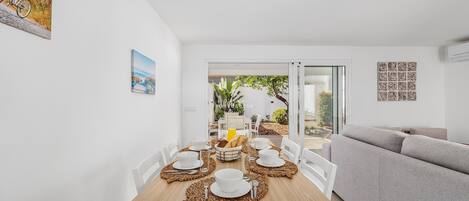 Repas dans la chambre