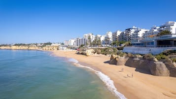 Plage, sable blanc, cabines (en supplément), chaises longues