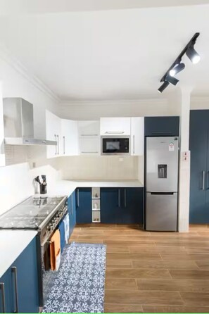 Private kitchen - Gorgeous 3-bedroom apartment with AC in vibrant Nairobi (Nairobi)