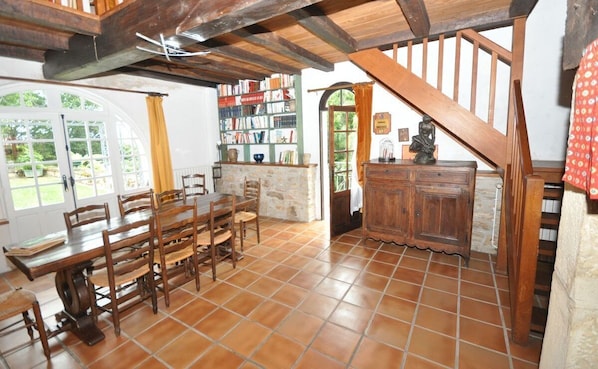 Dining - At the gateway to the PERIGORD in all seasons.4/5 person house.beautiful view. (Cublac)