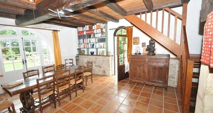 At the gateway to the PERIGORD in all seasons.4/5 person house.beautiful view.