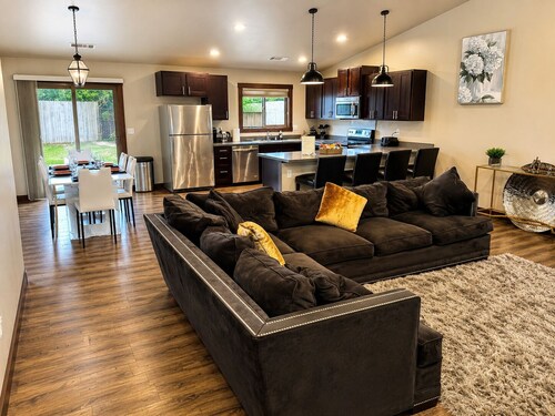 Modern 3BR Fortuna Getaway • King Suite • Large Backyard • Games