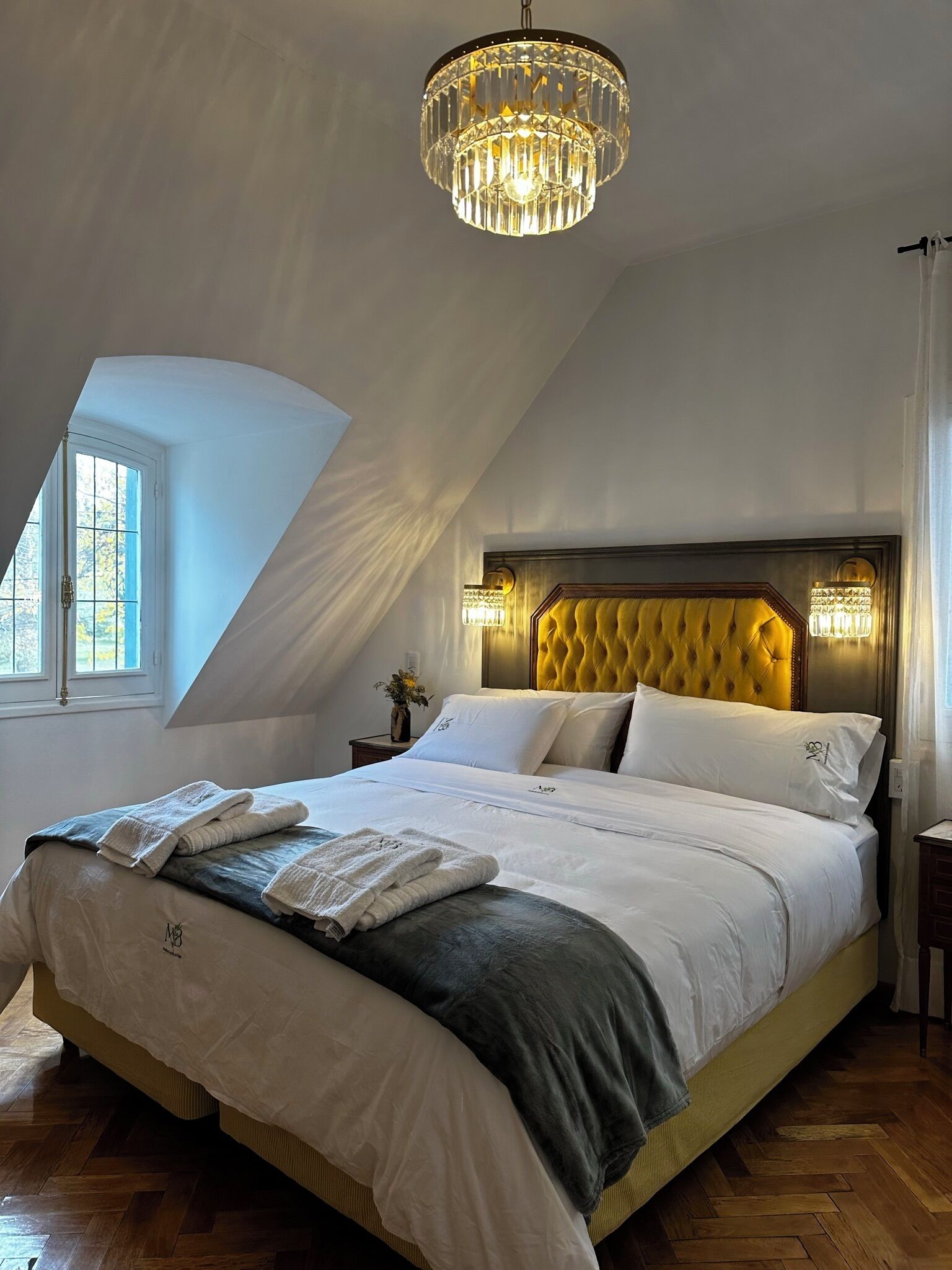 Tabla de planchar con plancha, wifi y ropa de cama 