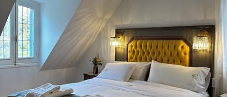 Tabla de planchar con plancha, wifi y ropa de cama
