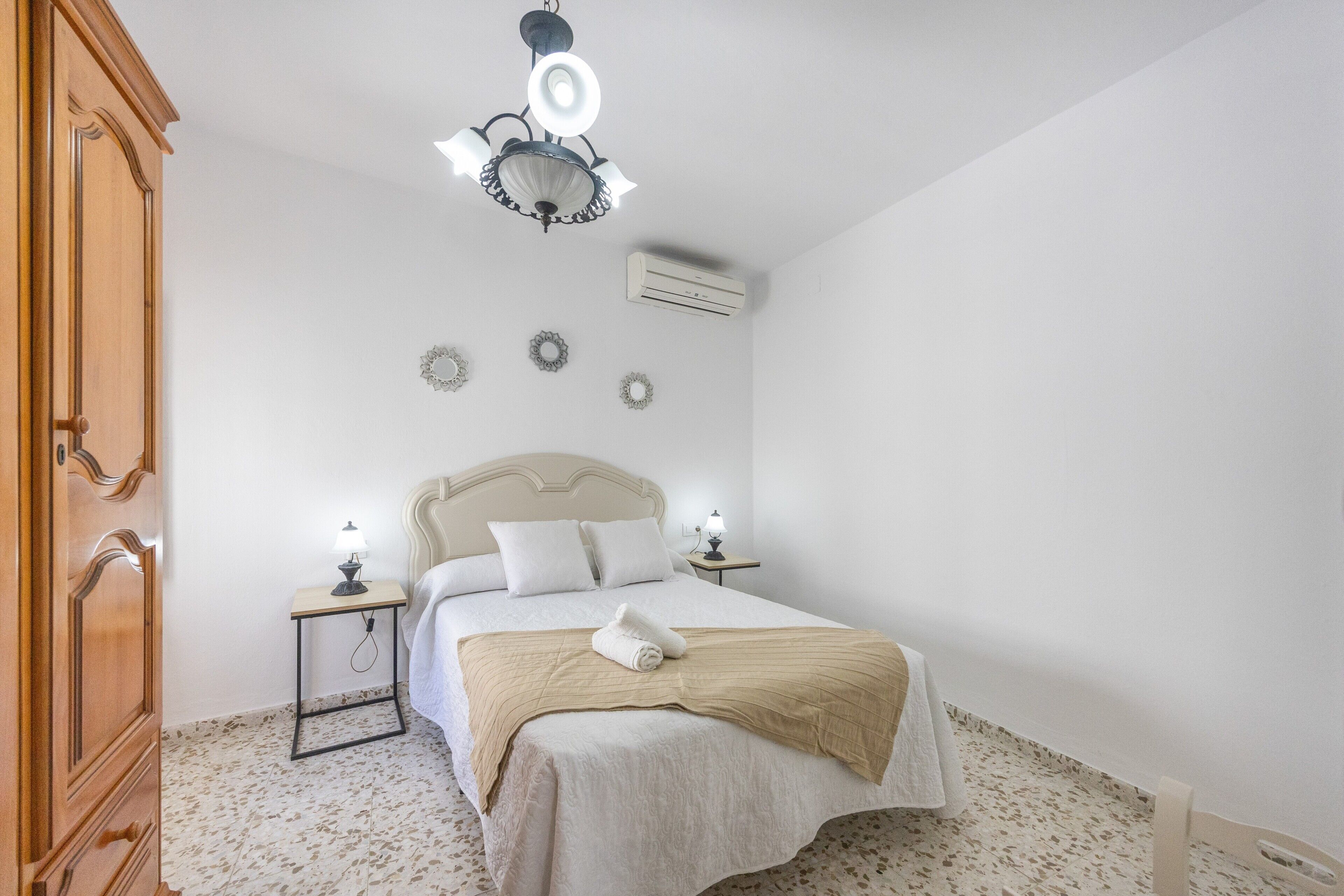 Iron/ironing board, bed sheets
