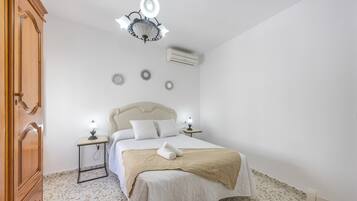Iron/ironing board, bed sheets