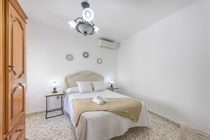 Iron/ironing board, bed sheets - Casa Hadaluna – Ideal para Grupos y Familias en el Centro de Vejer (Vejer de la Frontera)