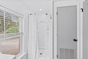 Dusche, Haartrockner, Handtücher, Seife