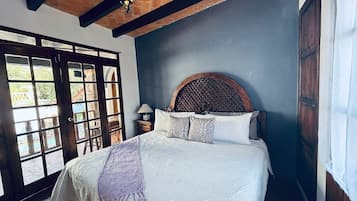 Suite Confort, balcón, vistas al patio | Ropa de cama de alta calidad, caja fuerte, cortinas opacas y wifi gratis