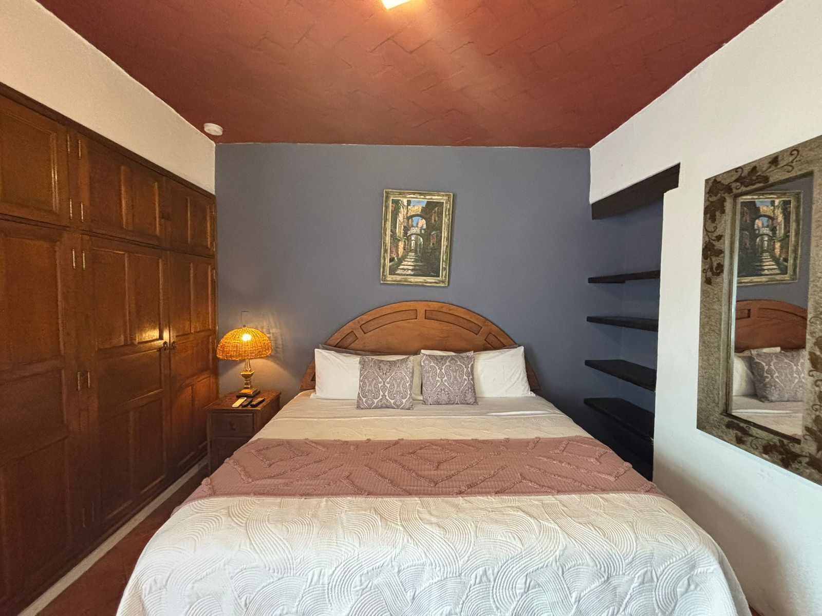 Suite Deluks, balkon, pemandangan halaman | Brankas, tirai kedap cahaya, dan Wi-Fi gratis