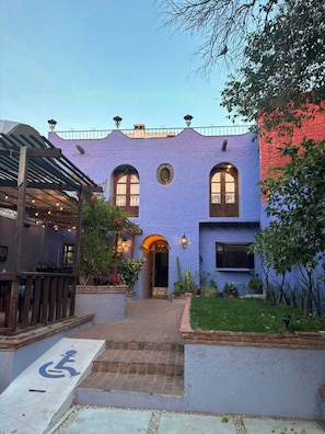 A building with a unique architectural style, featuring arched windows and a central entrance. - CasaLoreto Hotel Boutique (San Miguel de Allende)