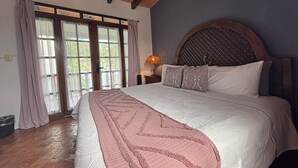 Suite Basic | Seprai premium, brankas, tirai kedap cahaya, dan Wi-Fi gratis