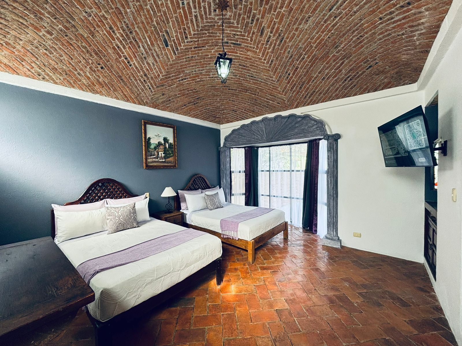 Suite Comfort, 2 Tempat Tidur Double, pemandangan kolam renang | Brankas, tirai kedap cahaya, dan Wi-Fi gratis