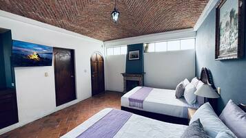Suite Comfort, 2 letti matrimoniali, vista piscina | Una cassaforte in camera, tende oscuranti, Wi-Fi gratuito