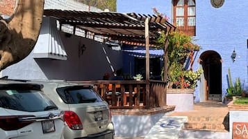 Vista frontal de la propiedad