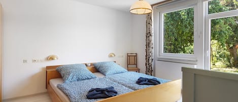 Iron/ironing board, bed sheets