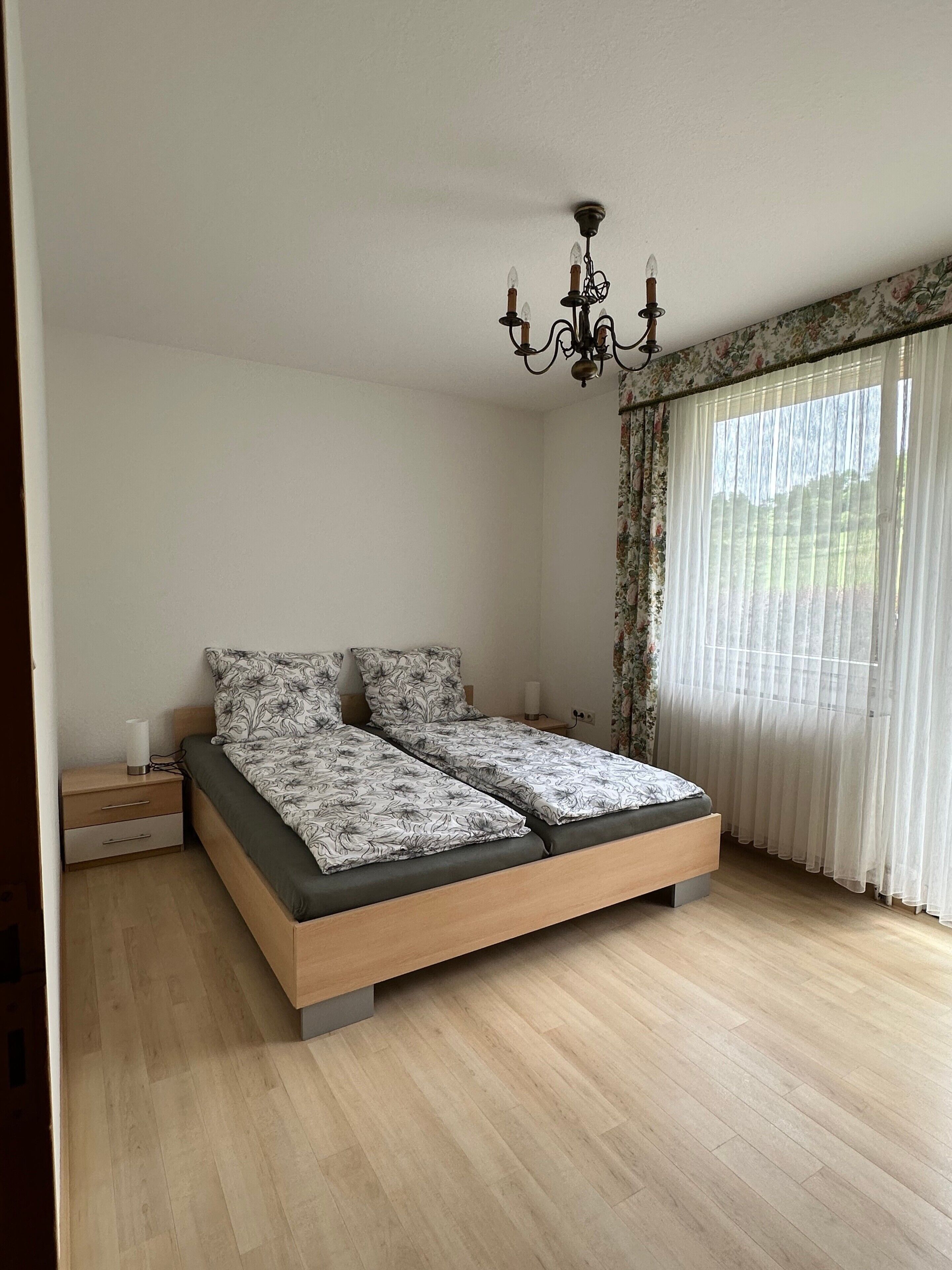 Tabla de planchar con plancha y ropa de cama 