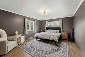WiFi, bed sheets - Spacious 4-bedroom building in charming Fond du Lac with Indoor Pool / hottub (Fond du Lac)