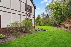 Property grounds - Spacious 4-bedroom building in charming Fond du Lac with Indoor Pool / hottub (Fond du Lac)